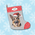 Grande Chaussette De Noël Santa Hat Allemand Berger Chien Snowflake Frontièr<br><div class="desc">L'avant de cette réserve de vacances montre l'image d'un magnifique Chien berger allemand portant un chapeau de Père Noël. L'image est placée sur un arrière - plan gris argenté, et l'orteil et la bordure supérieure sont un motif de flocon rouge et blanc. Sur la bordure supérieure se trouve un étiquette...</div>