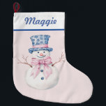 Grande Chaussette De Noël Snowman en bleu Damask Top Hat<br><div class="desc">Ce bas de Noël présente un design de grand-millénaire avec un bonhomme de neige en chapeau Damask bleu et blanc sur un arrière - plan rose roux. Vous pouvez personnaliser avec un nom dans une police marine bleue cursive.</div>