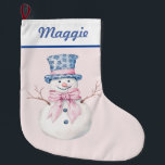 Grande Chaussette De Noël Snowman en bleu Damask Top Hat<br><div class="desc">Ce bas de Noël présente un design de grand-millénaire avec un bonhomme de neige en chapeau Damask bleu et blanc sur un arrière - plan rose roux. Vous pouvez personnaliser avec un nom dans une police marine bleue cursive.</div>