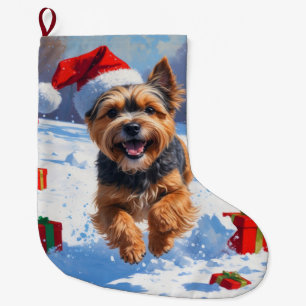Grande Chaussette De Noël Tibetan Terrier courant dans la neige avec un chap