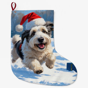 Grande Chaussette De Noël Vieux Chien de Berger Anglais courant dans la neig