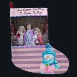 Grande Chaussette De Noël YourPic/Text Rose violet Rose Gold Stripes Snowman<br><div class="desc">Amusant et fantaisiste, ce design peut être pour les enfants ou les adultes et ajoutera un look coloré à votre maison. Attention, AUCUNE parties scintillant réelle n'est utilisée. Tous les accents de parties scintillant et de dentelle sont numériquement dans l'oeuvre. Pour ajouter votre propre photo, cliquez sur le bouton Modifier...</div>