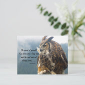 Grande Chouette à cornes avec carte postale (Debout devant)