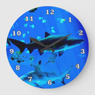 Grande horloge de requins inclinée par noir