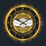 Grande Horloge Ronde 15e anniversaire de l'Élégant Mariage noir et or<br><div class="desc">Une vie d'engagement mérite la qualité d'un cadeau personnalisé. Faites savoir à tous les importants couples combien ils vous inspirent avec notre design original en noir et or quinzième anniversaire. Personnalisez avec des noms ainsi que la date et la date d'anniversaire du mariage. Design original créé par Holiday Hearts Designs....</div>