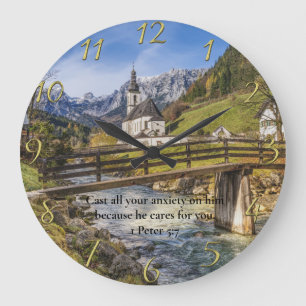 Grande Horloge Ronde 1 Pierre 5:7 église près de la montagne avec riviè