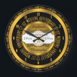 Grande Horloge Ronde 1er anniversaire Mariage d'Elégant noir et or<br><div class="desc">L'engagement du mariage mérite la qualité d'un cadeau personnalisé. Faites savoir à tous les importants couples combien ils vous inspirent avec notre design original de premier anniversaire noir et or. Personnalisez avec des noms ainsi que la date et la date d'anniversaire du mariage. Design original créé par Holiday Hearts Designs....</div>