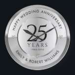Grande Horloge Ronde 25e anniversaire du mariage noir et argent<br><div class="desc">Elégant gris argenté et blanc moderne personnalisable Anniversaire design. Customisez facilement vos noms et les années de votre anniversaire. Modèle d'anniversaire mariage argent.</div>