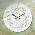 Grande Horloge Ronde 50e anniversaire du Mariage Floral Greenery<br><div class="desc">Doté d'une délicate guirlande fleurie d'aquarelle,  cette horloge botanique 50ème anniversaire mariage chic peut être personnalisée avec vos détails spéciaux d'anniversaire doré mis dans une élégante typographie sertie dans deux anneaux d'or. Conçu par Thisisnotme©</div>
