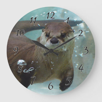 Grande Horloge Ronde A cute Brown otter swimming dans une piscine bleue