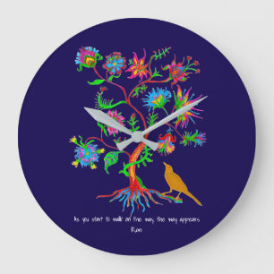 Grande Horloge Ronde À mesure que vous commencez à marcher sur le chemi