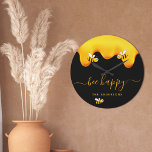 Grande Horloge Ronde Abeilles noires joyeux bosse abeilles doux miel mo<br><div class="desc">Un arrière - plan noir chic décoré de miel doré dégoulinant. Le texte : Bee Happy avec un script de style en lettres d'or avec des swashes. Personnalisez et ajoutez votre nom,  nom de famille.</div>