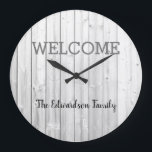 Grande Horloge Ronde Accueil rustique moderne Nom de famille shiplap gr<br><div class="desc">Accueil rustique moderne Nom de famille,  arrière - plan shiplap gris blanc,  horloge murale. Vous pouvez facilement modifier le texte et ajouter votre nom.</div>