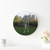 Grande Horloge Ronde Alien traversant le parc à pied (Maison)