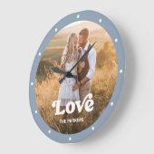 Grande Horloge Ronde Amour | Script moderne avec photo Dusty Blue (Angle)