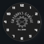 Grande Horloge Ronde Année d'établissement de l'équipement de garage de<br><div class="desc">Grandpa's Garage personnalisé date établi horloge murale. Grandpa's Garage texte et la date est. sont tous personnalisables. Horloge amusante pour le garage ou l'atelier de grand-père.</div>