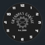 Grande Horloge Ronde Année d'établissement de l'équipement de garage de<br><div class="desc">Grandpa's Garage personnalisé date établi horloge murale. Grandpa's Garage texte et la date est. sont tous personnalisables. Horloge amusante pour le garage ou l'atelier de grand-père.</div>
