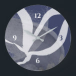 Grande Horloge Ronde Aquarelle artistique bleu gris et blanc Grande hor<br><div class="desc">L'horloge artistique moderne présente un design artistique unique dans une palette de couleurs bleu gris et blanc. Cette composition abstraite est construite sur des combinaisons de formes et de lignes organiques, qui sont superposées et entrelacées pour former un design abstrait complexe. Numéros présentés en bleu et blanc. Une horloge murale...</div>