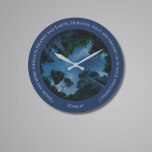 Grande Horloge Ronde Aquarelle bleu moderne Texte Devis tendance<br><div class="desc">Élevez votre espace avec cette horloge murale moderne sur le thème de Shakespeare, mêlant littérature intemporelle et design contemporain. L'horloge est dotée d'une palette de couleurs bleues profondes, accentuée d'un ciel nocturne étonnant d'aquarelle où des étoiles subtiles brillent sur le fond sombre. Autour du visage de l'horloge se trouve la...</div>