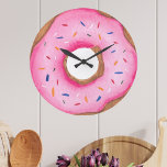 Grande Horloge Ronde Aquarelle rose pâle<br><div class="desc">Cette horloge murale amusante est décorée d'une beigne rose aquarelle avec des arrosages. Un cadeau parfait pour les amateurs de beignes ! Aquarelle originale © Michele Davies.</div>