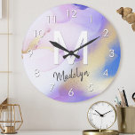 Grande Horloge Ronde Aquarelle violet Abstrait Girly Luxury Monogramme<br><div class="desc">Personnalisez facilement ce style glamour abstrait couleur lilas peinture et faux or spray arrière - plan avec vos détails personnalisés.</div>