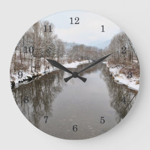 Grande Horloge Ronde Arbres se reflétant dans la rivière