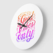 Grande Horloge Ronde Badge de script « Good Vibes Only » (Angle)