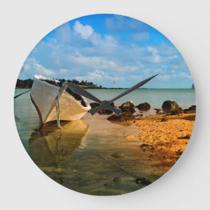 Grande Horloge Ronde Bateau de pêche sur une plage mauricienne avec un