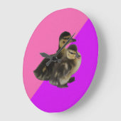 Grande Horloge Ronde Bébé Canards sur framboise rose et sorbet pourpre (Angle)