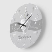 Grande Horloge Ronde Bébé étoiles et lune avec un nom (Angle)