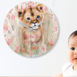 Grande Horloge Ronde Bébé mignon Lion Pastel Aquarelle Fleurs de printe<br><div class="desc">Petit petit lionceau mignon assis au milieu des fleurs de printemps pastel aquarelle. Modifiez le nom personnalisé ou supprimez.</div>