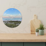 Grande Horloge Ronde Belle Beach House Sunset Photographie<br><div class="desc">Cette horloge photographique pittoresque de plage avec des chiffres blancs de Destin Florida présente le magnifique coucher de soleil rose et orange touchant doucement les vagues de l'océan au-dessus du sable et de l'herbe de mer. Beau décor de maison balnéaire de votre lieu de vacances préféré ou de votre ville...</div>