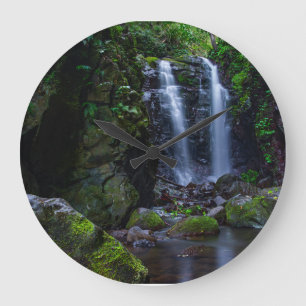 Grande Horloge Ronde Belle cascade dans la forêt tropicale
