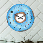 Grande Horloge Ronde Bleu doux Donut<br><div class="desc">Cette mignonne horloge murale amusante est décorée d'une beigne bleu aquarelle avec des arroses. Un cadeau parfait pour les amateurs de beignes ! Aquarelle originale © Michele Davies.</div>