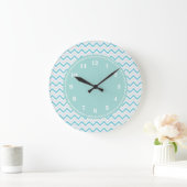 Grande Horloge Ronde Bleu Girly d'Aqua de motif moderne de Chevron (Maison)