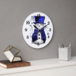 Grande Horloge Ronde Blue Christmas Snowman<br><div class="desc">Un bonhomme de neige mignon et lunatique,  vêtu d'un chapeau et d'un gilet en velours bleu,  entouré d'étoiles bleues pour Noël.</div>