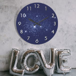 Grande Horloge Ronde Blue glitter<br><div class="desc">Un arrière - plan chic bleu foncé,  décoré avec de la poussière de parties scintillant fausse argent.</div>