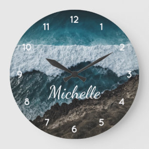Grande Horloge Ronde Blue Green Ocean Waves s'écrase contre les rochers