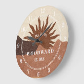 Grande Horloge Ronde Boho Rustique Monogramme Mariage nouvellement mari (Angle)