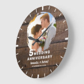 Grande Horloge Ronde Bois foncé rustique 5e anniversaire Mariage Photo (Angle)