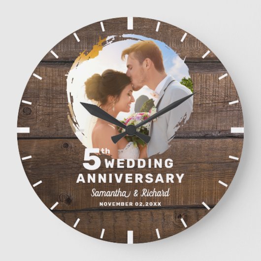 Grande Horloge Ronde Bois foncé rustique 5e anniversaire Mariage Photo (Recto)