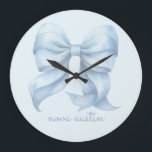 Grande Horloge Ronde Boue Bleue tendance personnalisée avec le nom Mono<br><div class="desc">Élevez votre décor de maison ou de bureau avec la boue bleue tendance personnalisée avec le nom Monogram Large Clock, une parfaite fusion de style et de fonction. L’arc de coquette préppy de l’horloge, rendu dans des teintes d’aquarelle douce, apporte une esthétique girly vintage à tout espace. Que vous décoriez...</div>