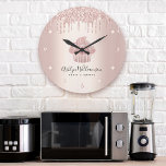 Grande Horloge Ronde Boulangerie Cupcake Pâtisserie Chef Rose Gold Part<br><div class="desc">Faites une impression élégante avec cette horloge murale de nom personnalisé, élégante, sophistiquée, simple et moderne. Un cupcake en or brillant et rose, une typographie manuscrite de script et des gouttes de parties scintillant superposent un arrière - plan en or sombre en rose métallique. Personnalisez avec votre nom complet, votre...</div>