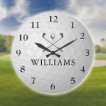 Grande Horloge Ronde Boule de golf personnalisée<br><div class="desc">Personnalisez le nom dans la typographie classique pour créer une horloge de golf unique et garder le saké pour n'importe quel golfeur. Conçu par Thisisnotme©</div>