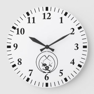 Grande Horloge Ronde Branche Ume dans Embracer les aiguilles de pin