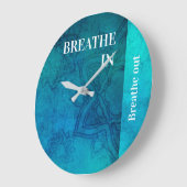 Grande Horloge Ronde Breathe dans Breathe out Acrylic Wall Clock (Angle)