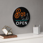 Grande Horloge Ronde Bright Orange Aqua Blue Retro Bar Ouvert<br><div class="desc">Belle horloge contemporaine rétro art mur avec orange vif,  bleu turquoise aqua,  et blanc couleur Bar Ouvert typographie et calligraphie script lettering design. Excellent porte-monnaie pour ceux qui aiment divertir les amis et la famille.</div>
