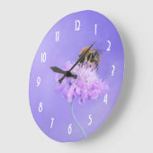 Grande Horloge Ronde Bumble Bee perché sur une fleur rose (Angle)