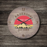 Grande Horloge Ronde Cabine de famille Rustic Retro Trees Nom de famill<br><div class="desc">Transformez votre maison en une retraite confortable avec notre Cabine de famille Rustic Retro Trees Nom de famille Grande horloge. Ce charmant garde-temps apporte la beauté rustique des grands espaces dans votre espace de vie. Présentant un design d'inspiration vintage avec des arbres rétro rustiques, il ajoute une touche de nostalgie...</div>