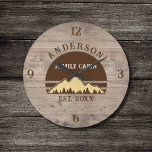 Grande Horloge Ronde Cabine de famille Rustic Retro Trees Nom de famill<br><div class="desc">Transformez votre maison en une retraite confortable avec notre Cabine de famille Rustic Retro Trees Nom de famille Grande horloge. Ce charmant garde-temps apporte la beauté rustique des grands espaces dans votre espace de vie. Présentant un design d'inspiration vintage avec des arbres rétro rustiques, il ajoute une touche de nostalgie...</div>